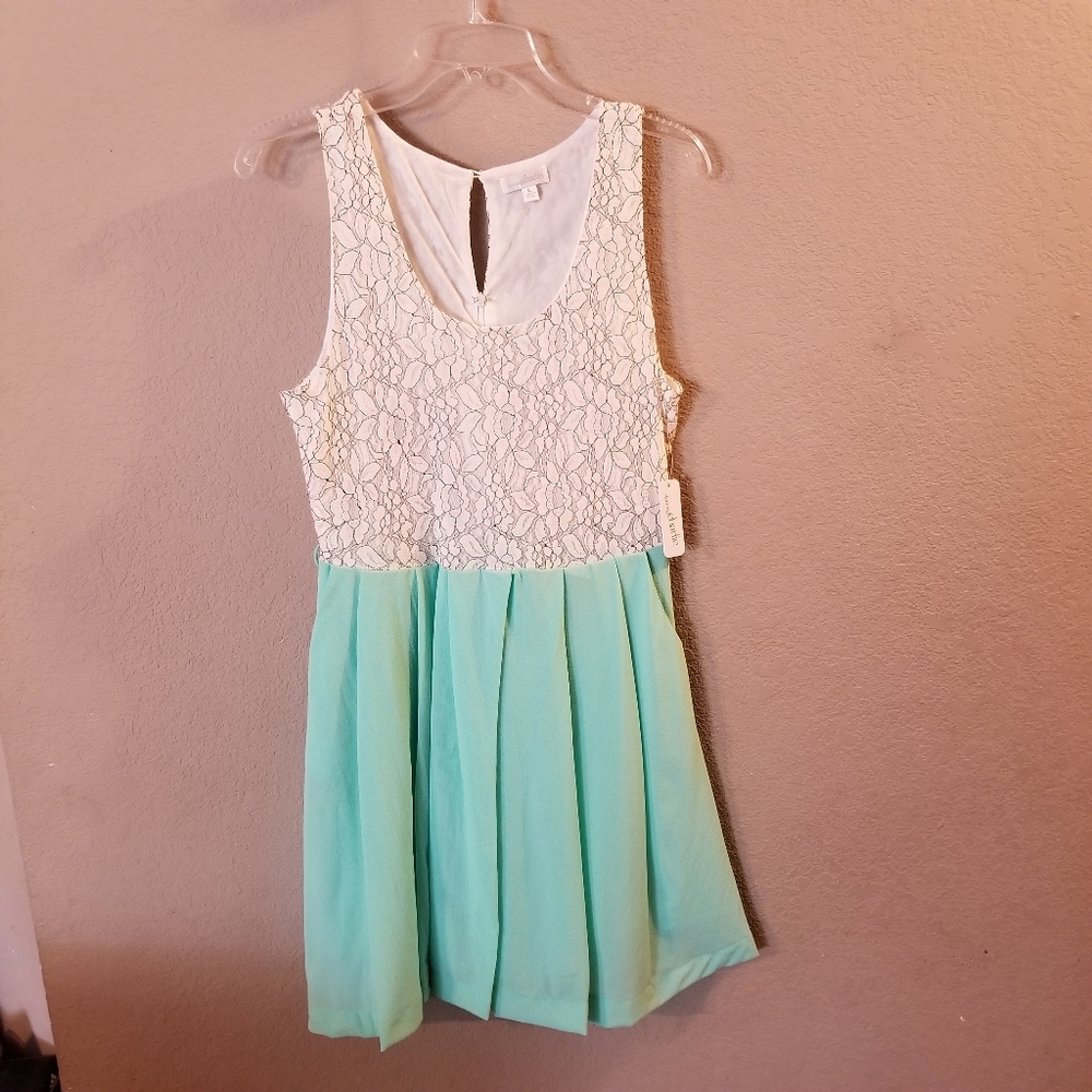 Charming Charlie New Juniors Green & White Sleeveless Size‎ Large